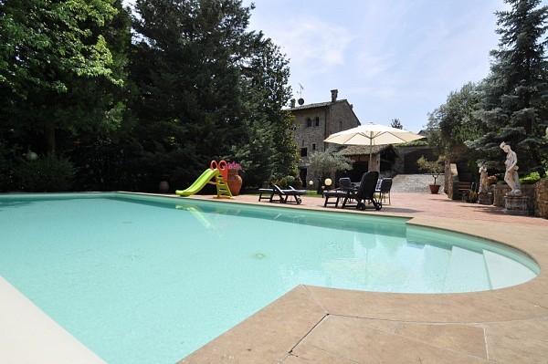 PPC private property consultants: Renovated villa with infinity pool in the historical center of Castel Arquato